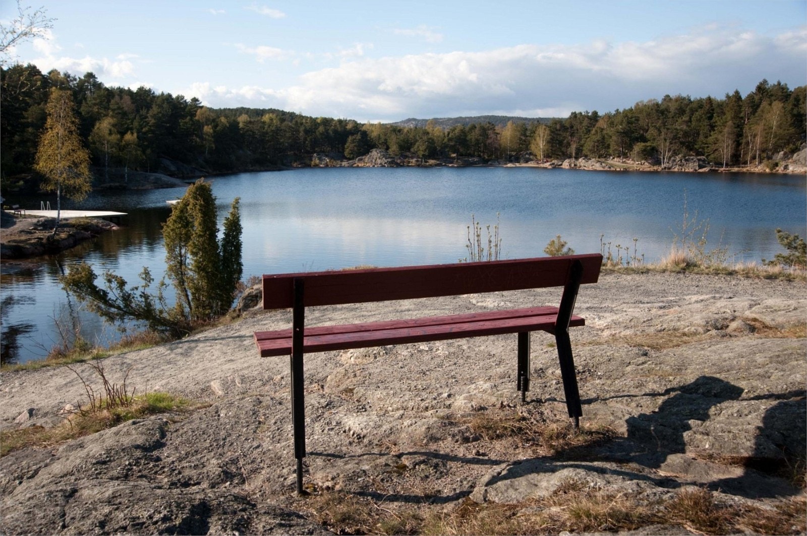 Kort gåtur over til flotte turmuligheter i Baneheia - her fra en sittebenk hvor man kan nyte utsikten i 3 stampe Galleribilde