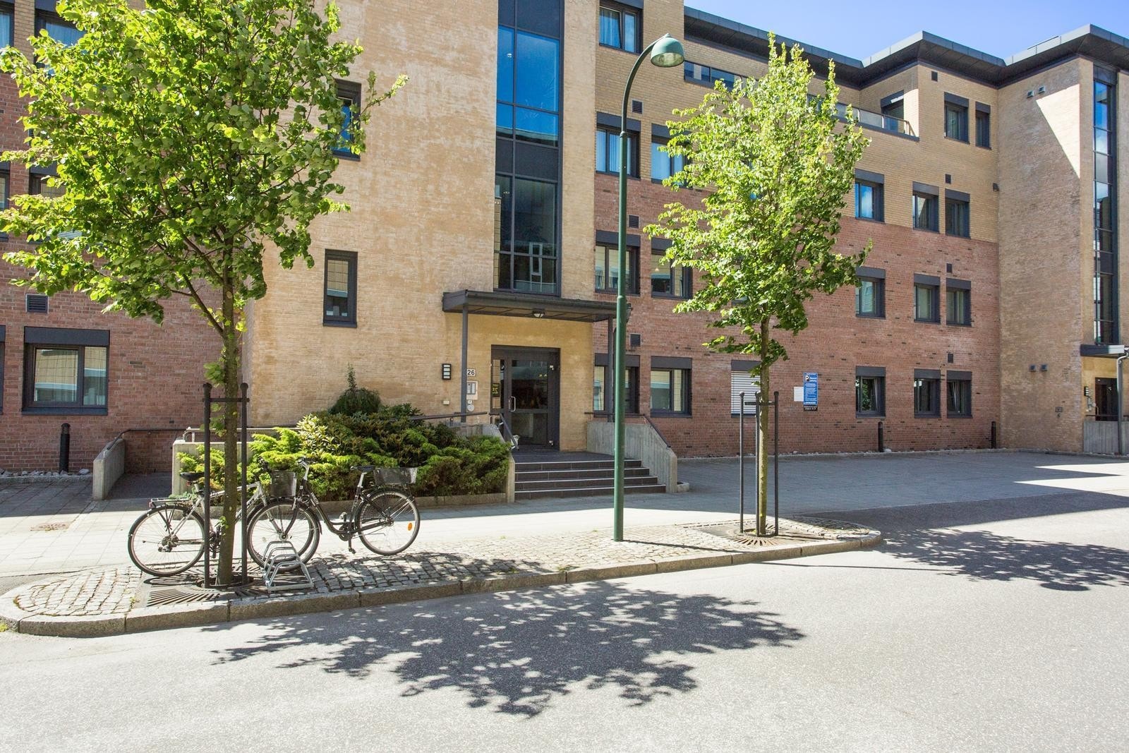 Bygget sett fra inngangspartisiden - her er det også gjesteparkeringsplasser Galleribilde