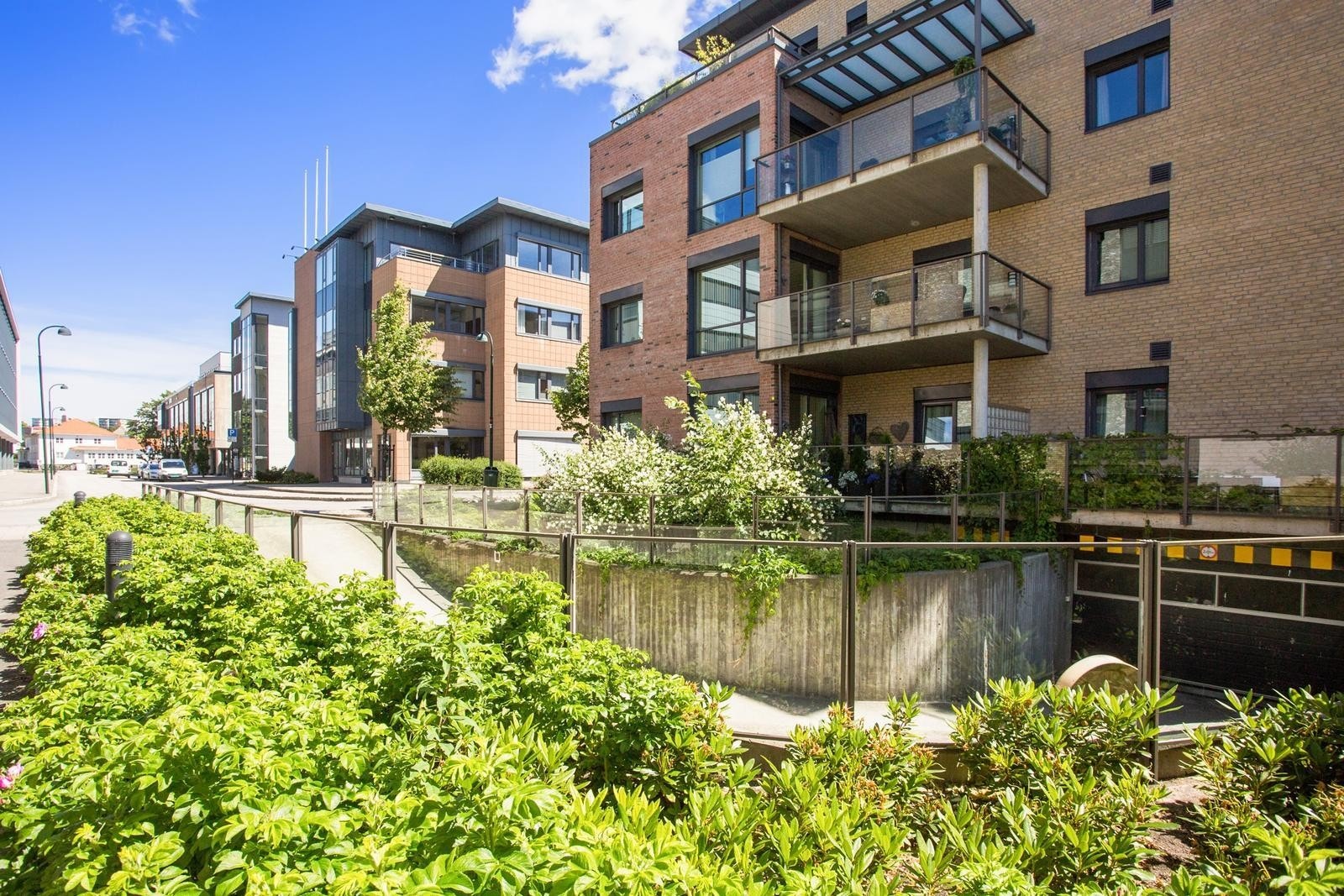 Fra siden av bygget hvor man kjører ned til parkeringskjelleren Galleribilde