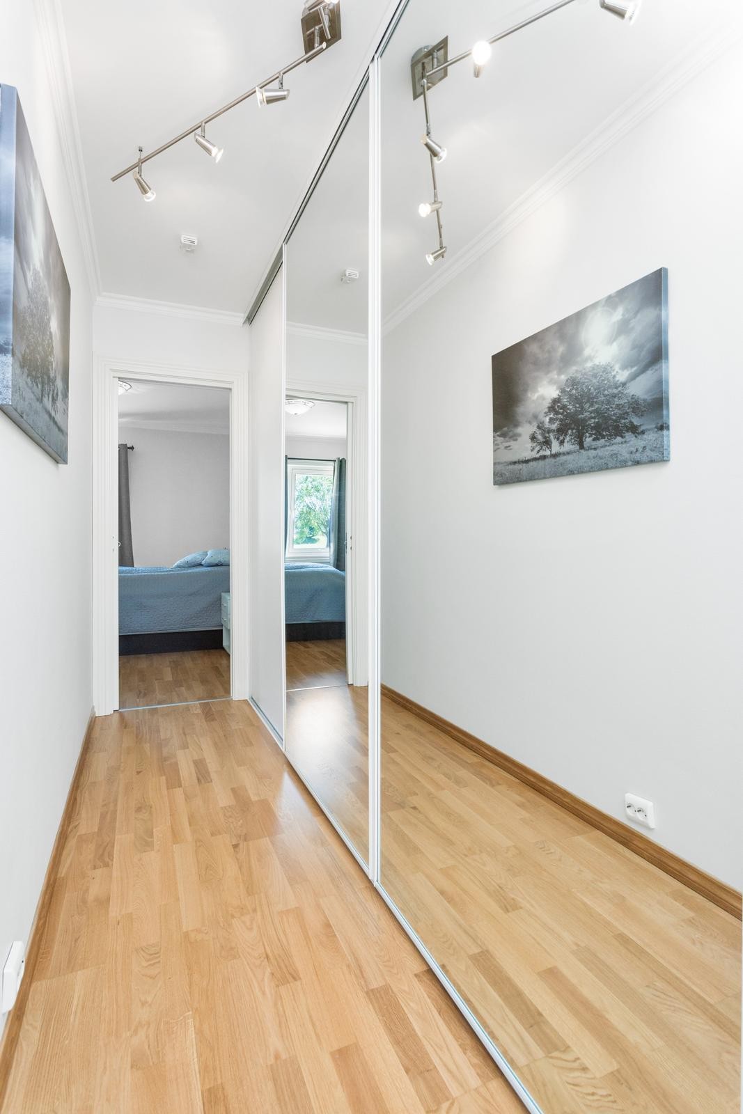 Fra soveromsgangen hvor man har en hel vegg med skyvedørsgarderobe Galleribilde