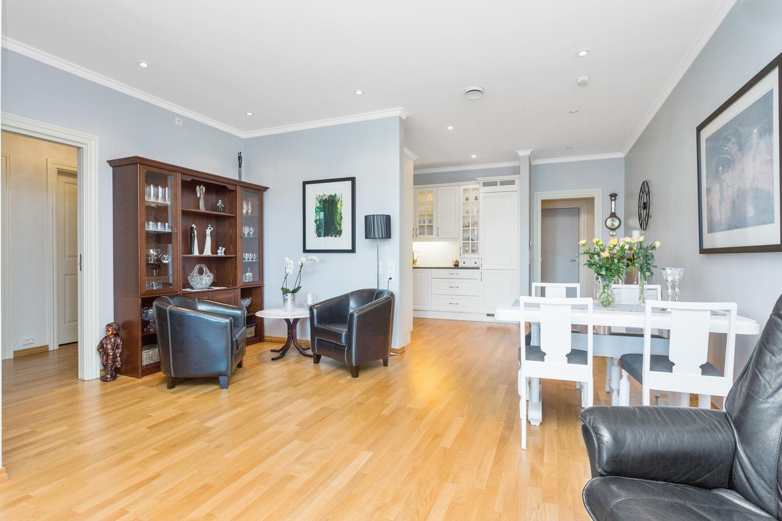 Fra del av stuen med plass til spisebord Galleribilde