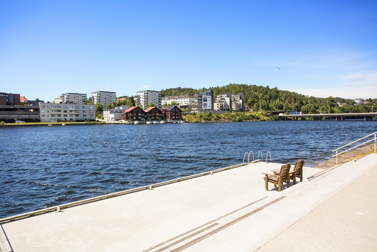 Fra badebryggen utenfor strandpromenaden - med badetrapp Galleribilde