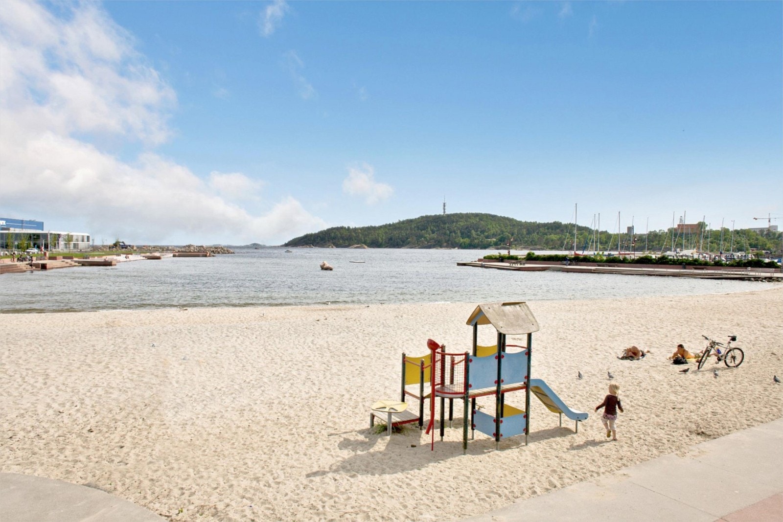 Kort vei til byen hvor man finner populære Bystranda Galleribilde