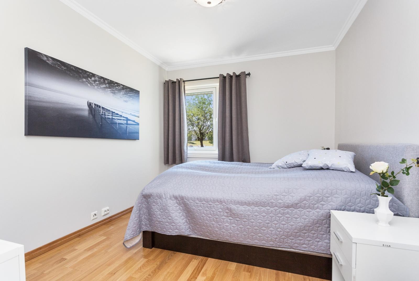 Fra soverom med vindu ut mot Otra Galleribilde