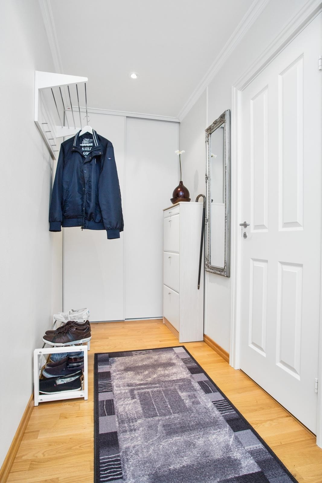 Fra entrèen med skyvedørsgarderobe innerst Galleribilde