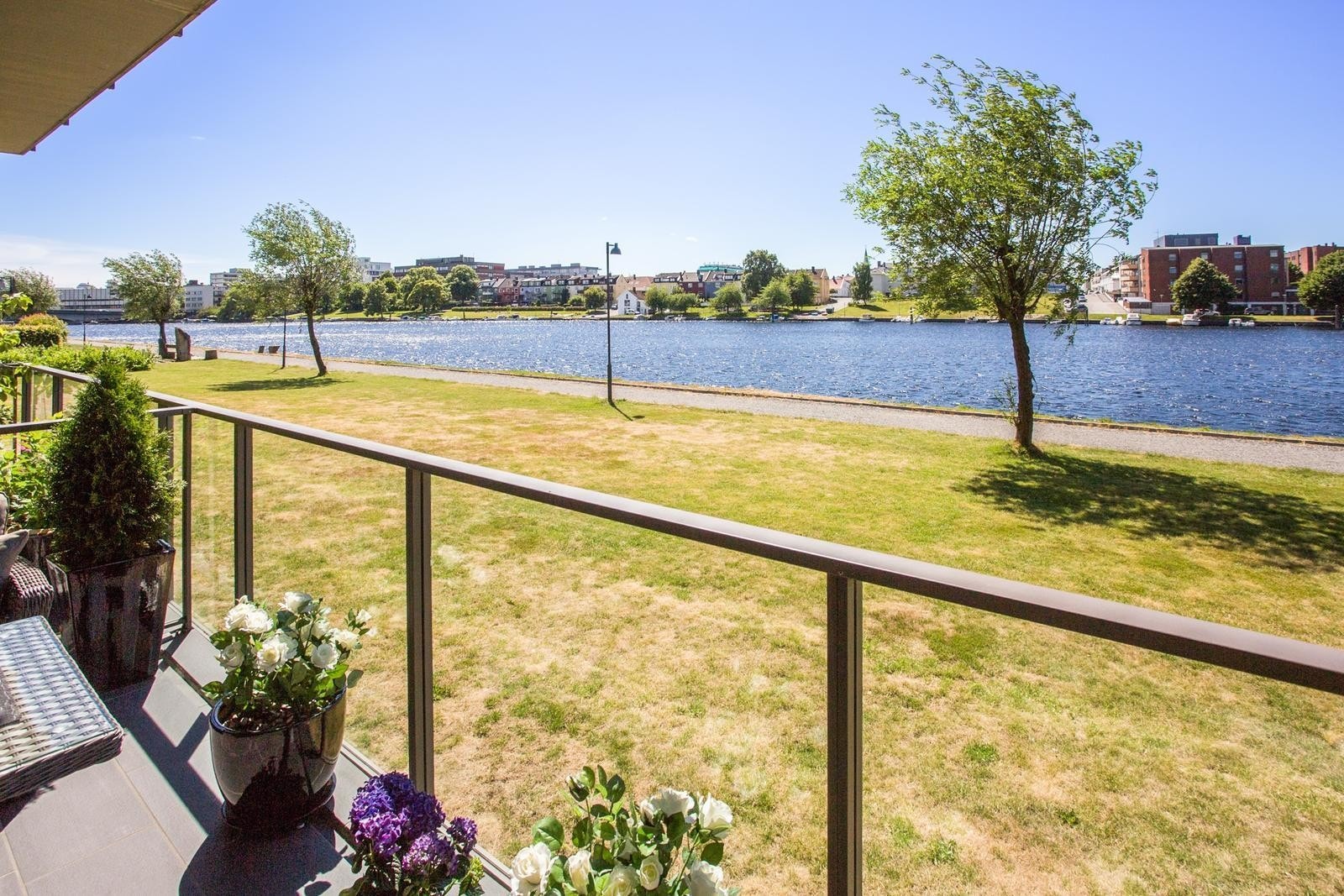 Utsikt fra veranda mot Otra og over mot byen Galleribilde