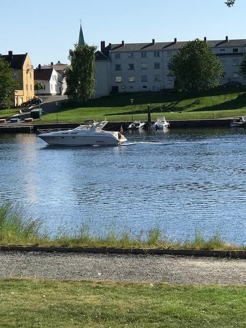 Det er hyggelig å sitte på verandaen og se alle båtene som passerer i Otra Galleribilde