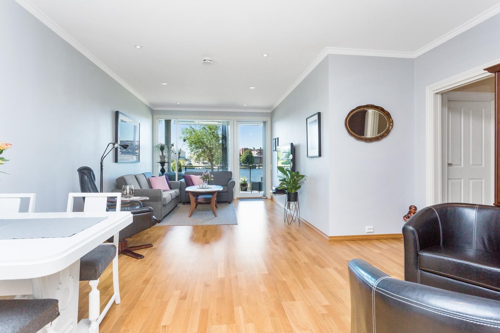 Fra stuen hvor det er dør ut til terrassen Galleribilde