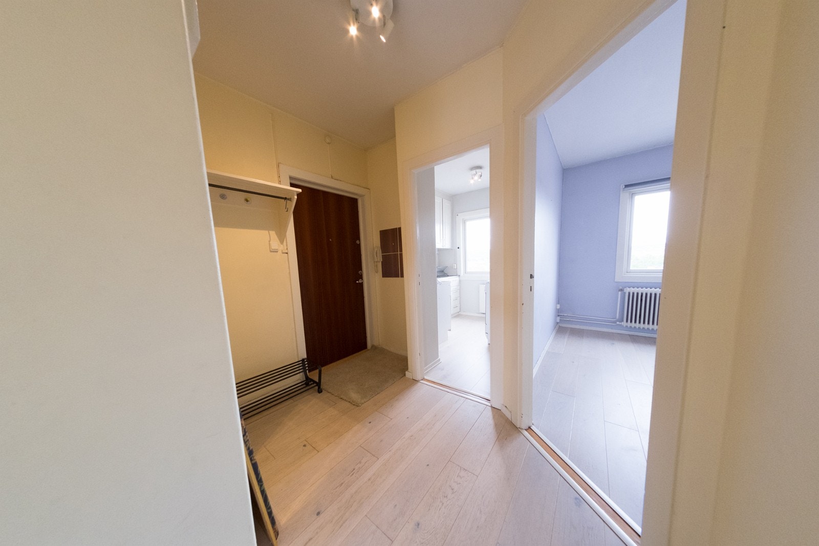 Entre med garderobe Galleribilde