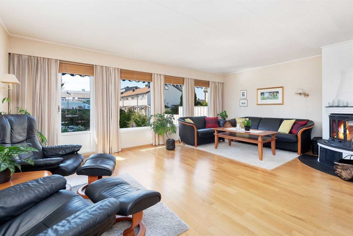Stue med utgang til hage og terrasse Galleribilde