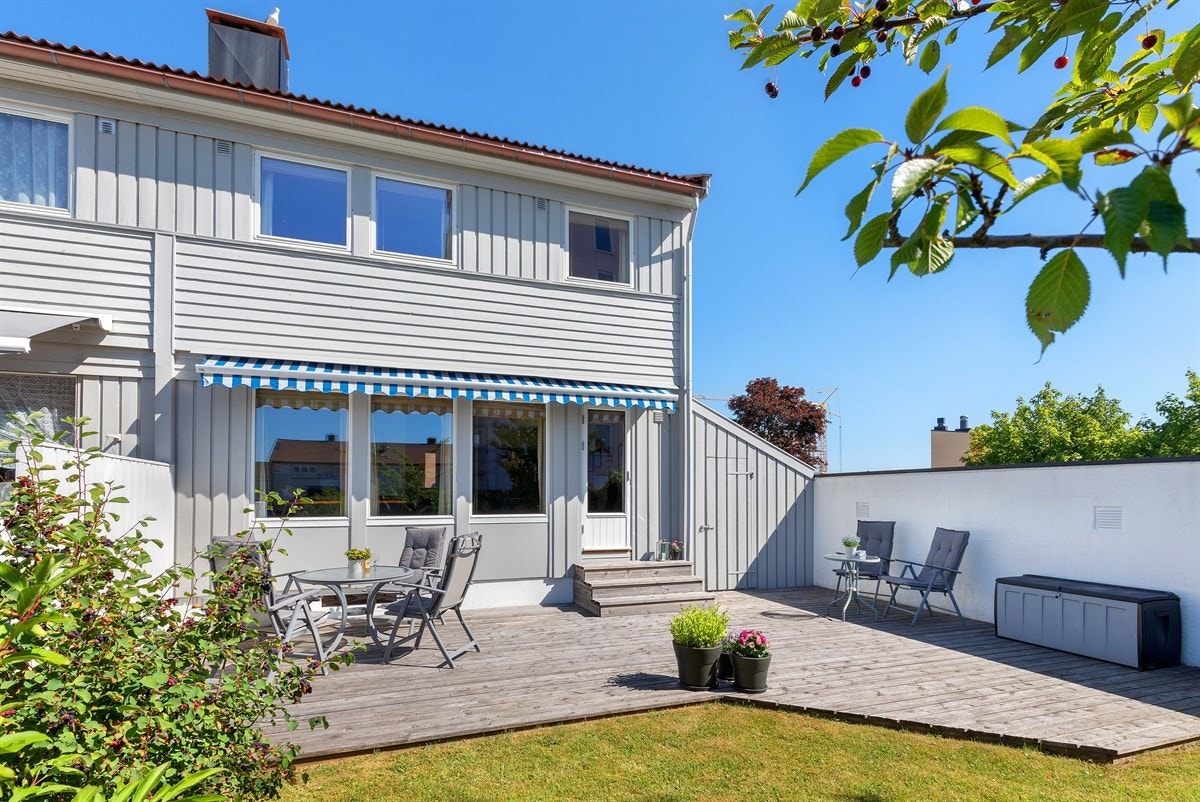 Solrik hage med gressplen og stor terrasse Galleribilde