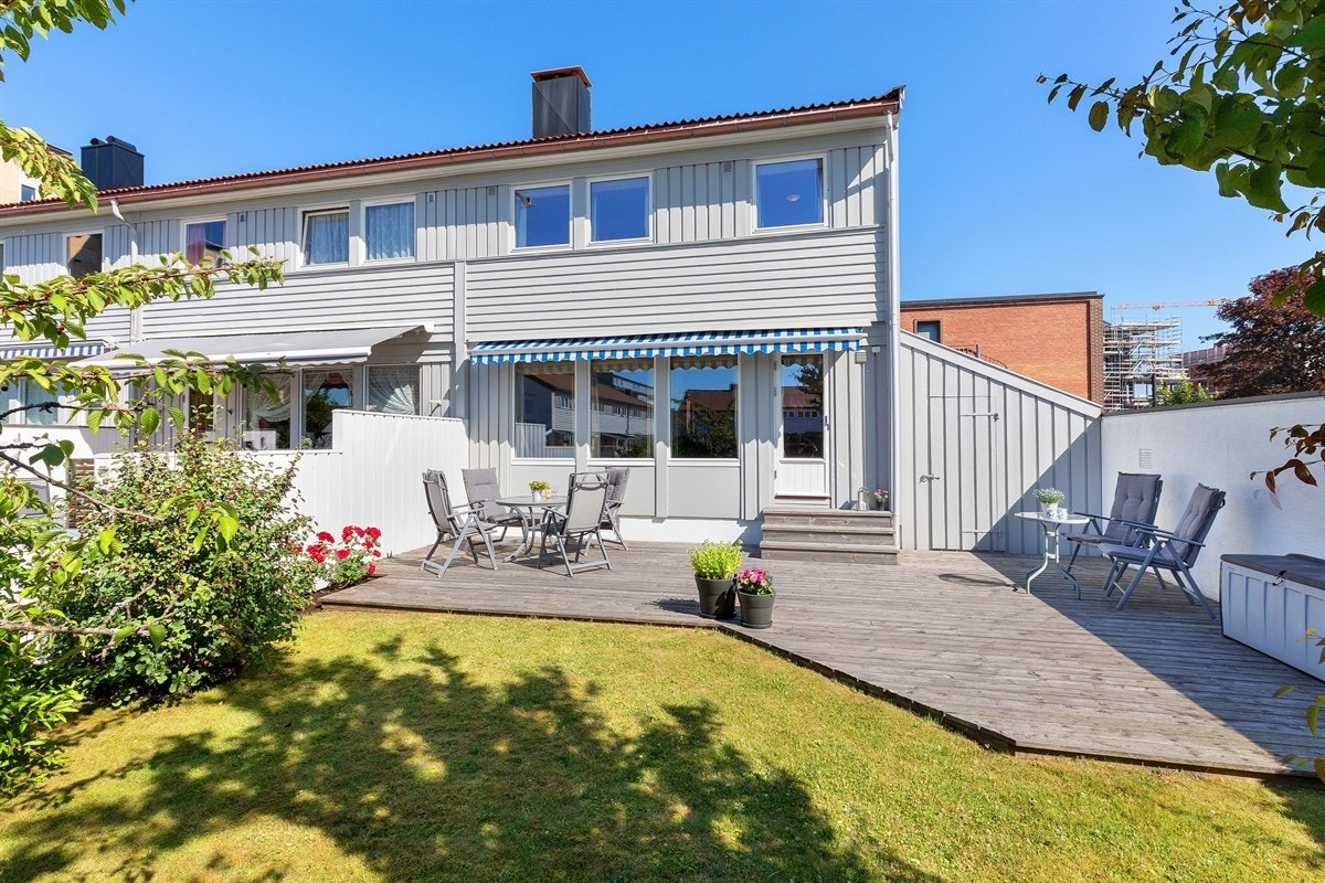 Sørmegleren har gleden av å presentere ett innholdsrikt enderekkehus over 4 plan. Galleribilde