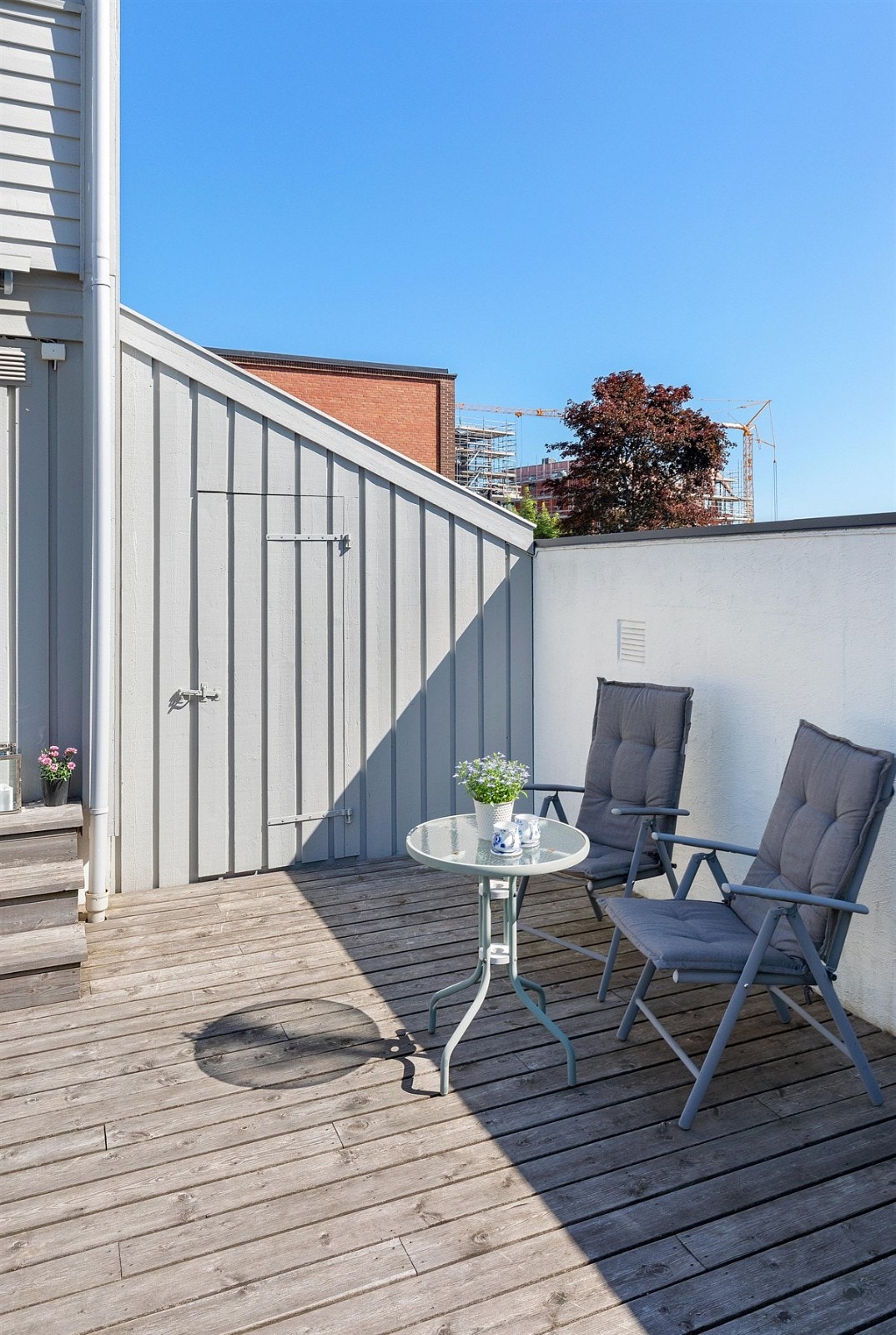 Uteplass ved inngangsfasaden Galleribilde