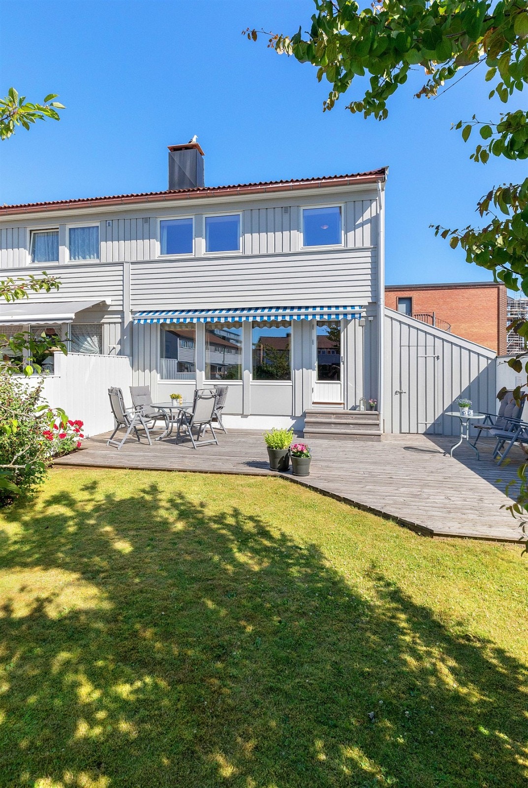Solrik hage og terrasse med utgang fra stue i 1. etg. Galleribilde