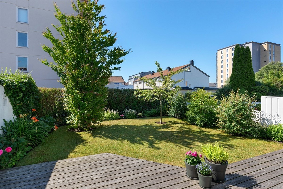 Utgang fra stue til flott eget uteområde Galleribilde