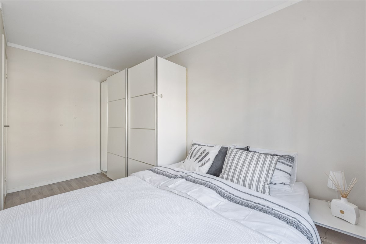 Rommet er malt i behagelige farger og fremstår delikat og hyggelig. Galleribilde