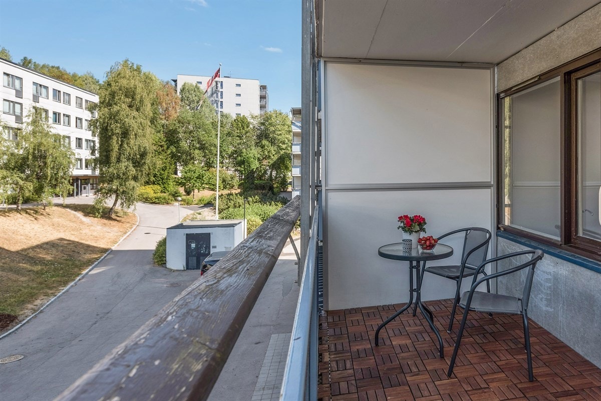 Hyggelig og luftig balkong med utsyn mot nærliggende område. Galleribilde