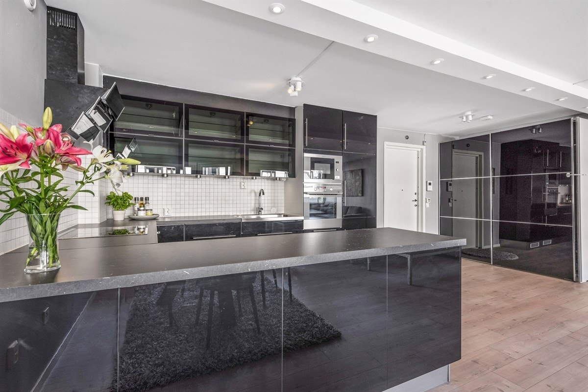 Godt med benkeplass og oppbevaringsplass i flere overskap og underskap med skuffer. Galleribilde