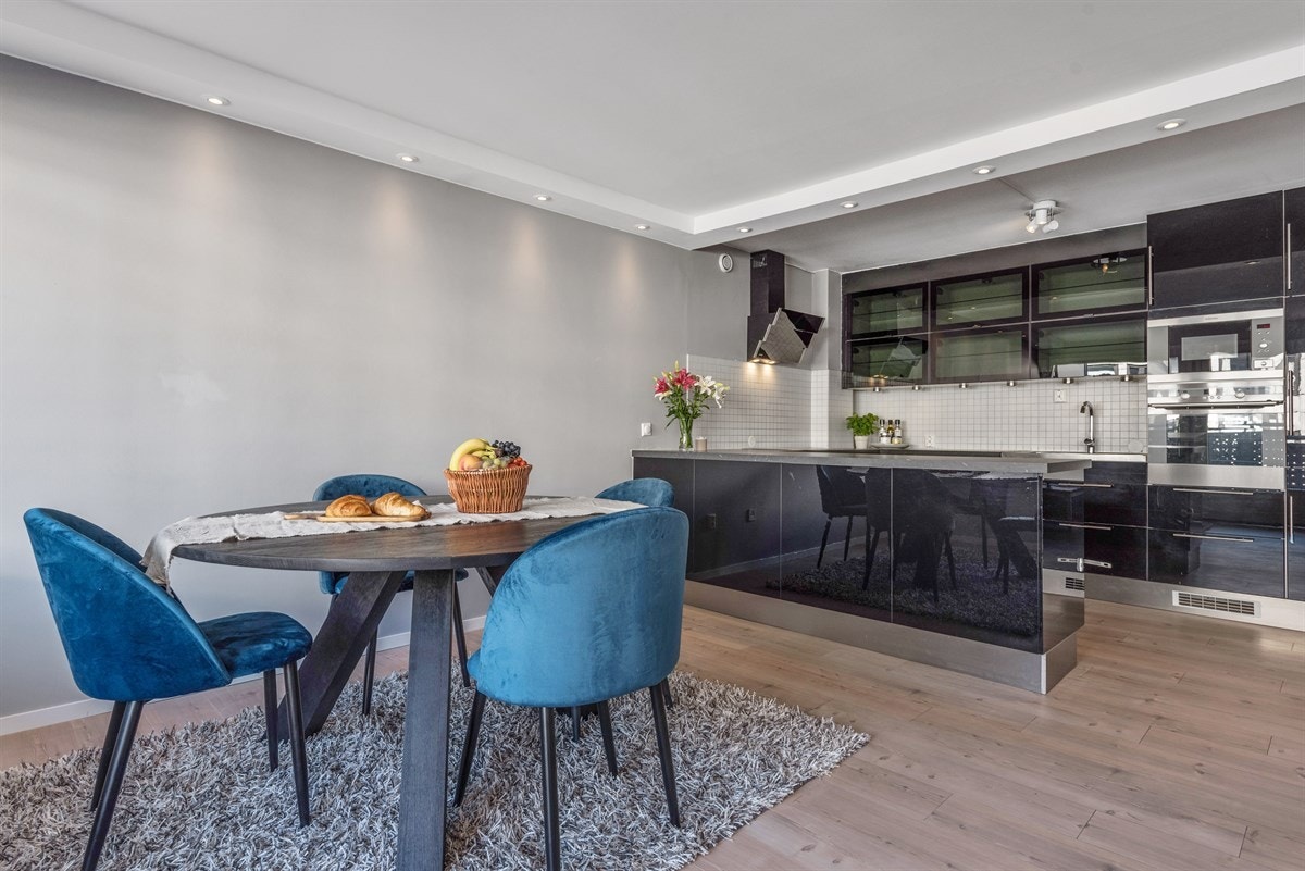 Fin sittegruppe ved siden av kjøkkenet. Galleribilde