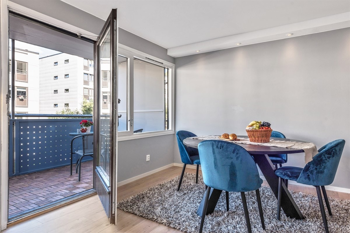 Fra stuen er det utgang til balkong på ca. 11 kvm. Galleribilde