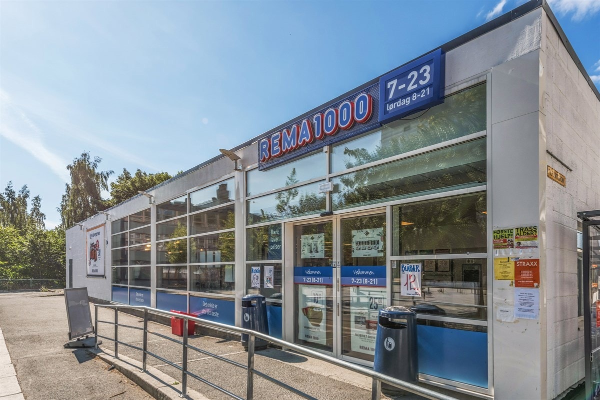 Matvarehandelen kan tas på Rema 1000 i samme gate. Galleribilde