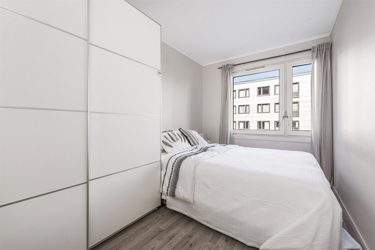 Romslig hovedsoverom med god plass til dobbeltseng og garderobeskap. Galleribilde