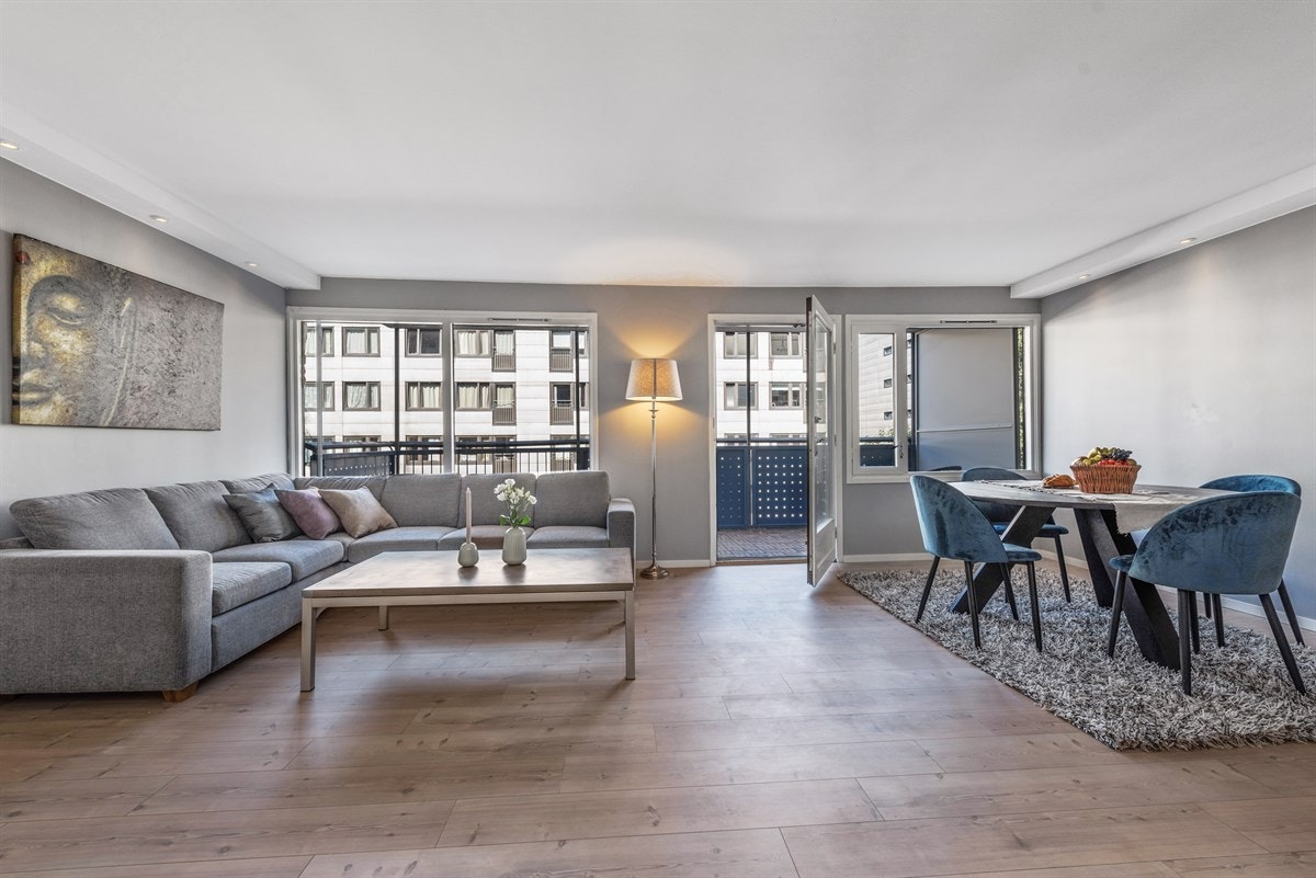 Stuen virker stor og åpen med praktisk planløsning som åpner for flere ulike alternativer med innredning og møblering. Galleribilde