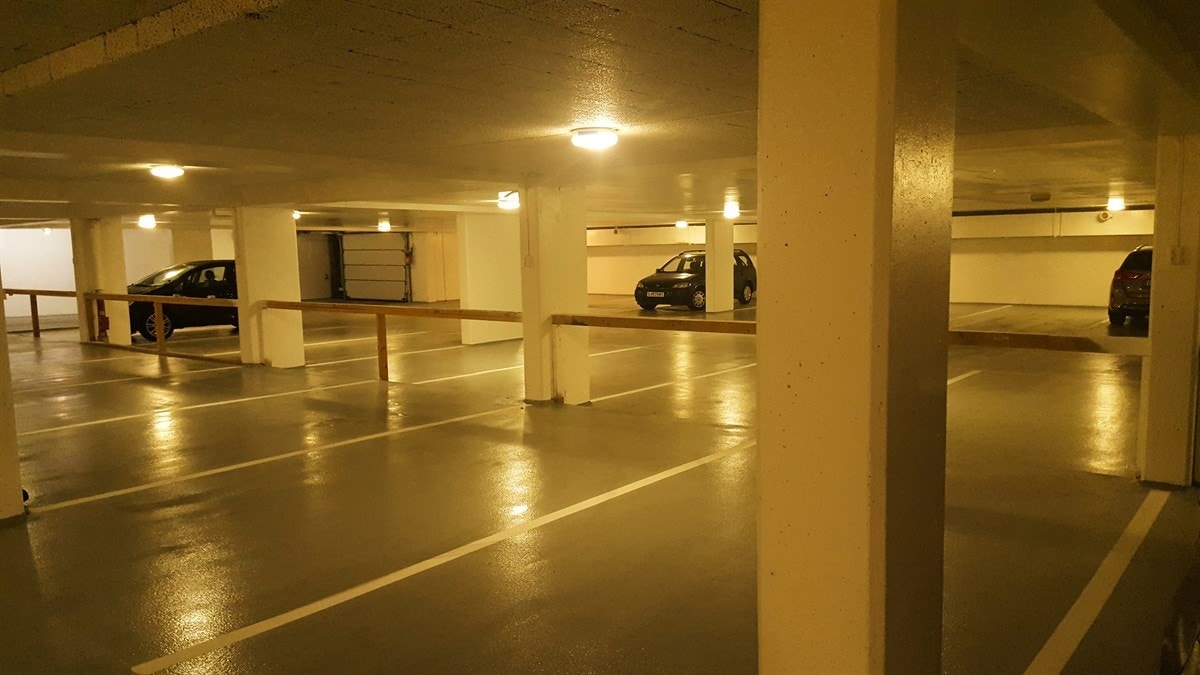 Tilhørende garasjeplass med heisadkomst fra leiligheten. Galleribilde