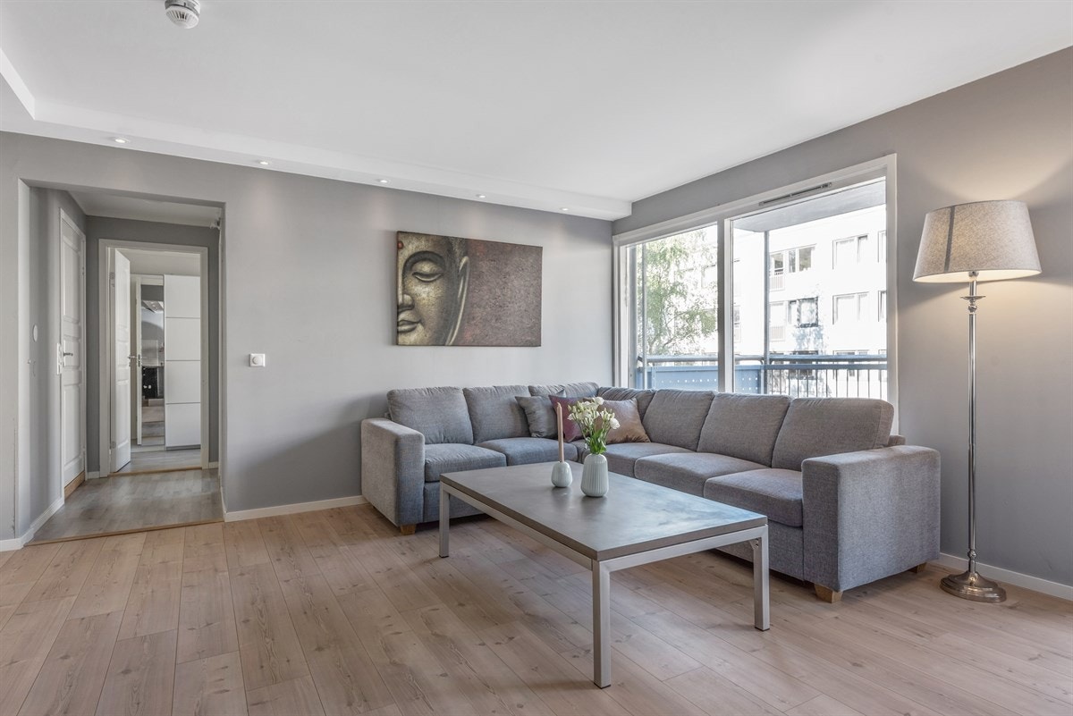 Tiltalende stue med god plass til spisebord og sofagruppe. Galleribilde