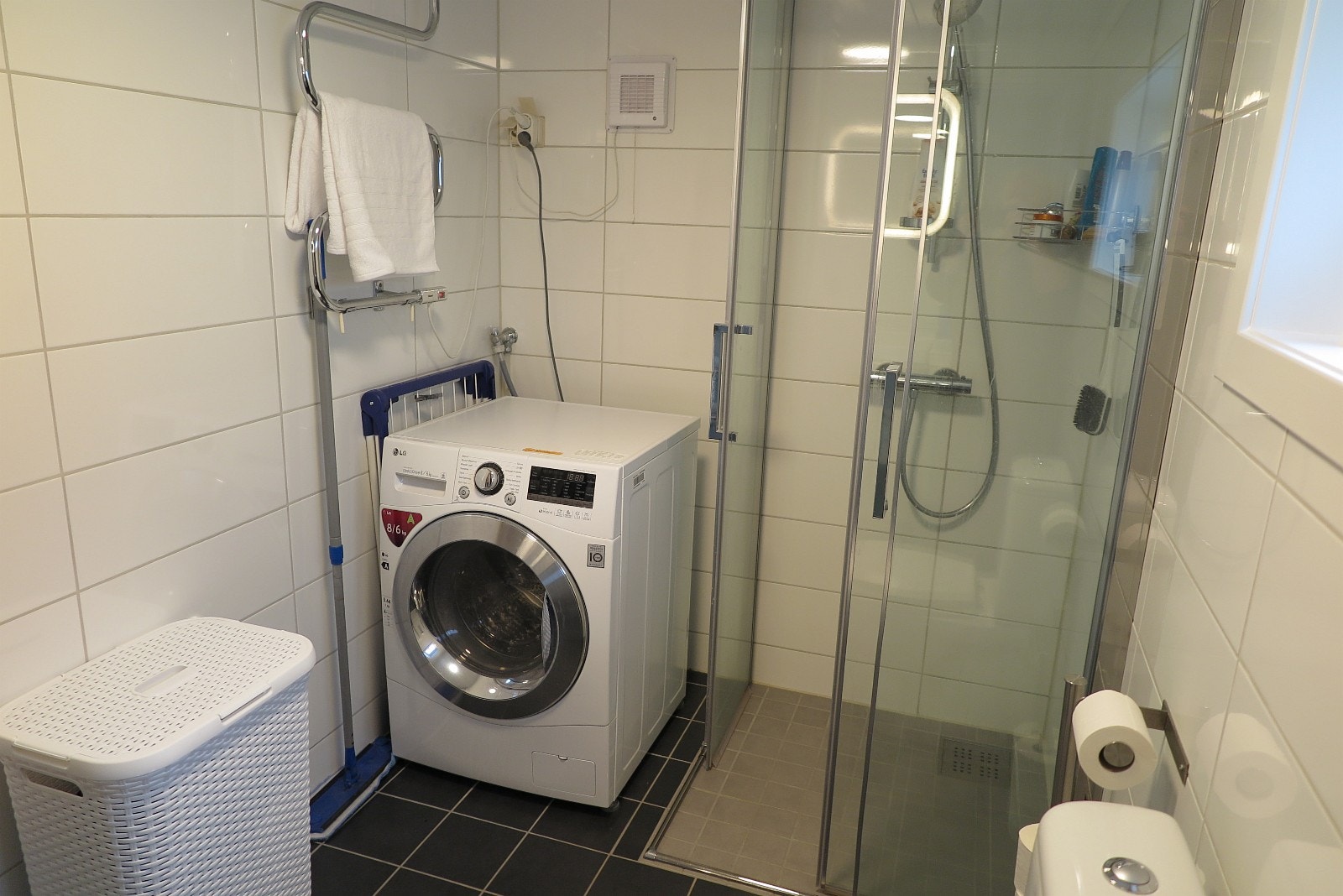 Bad med vaskemaskin med tørke Galleribilde