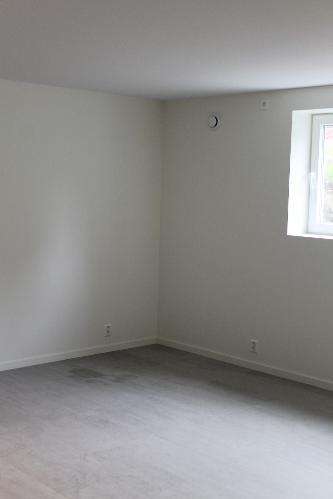 Lys og fin soverom m/varmekabel Galleribilde