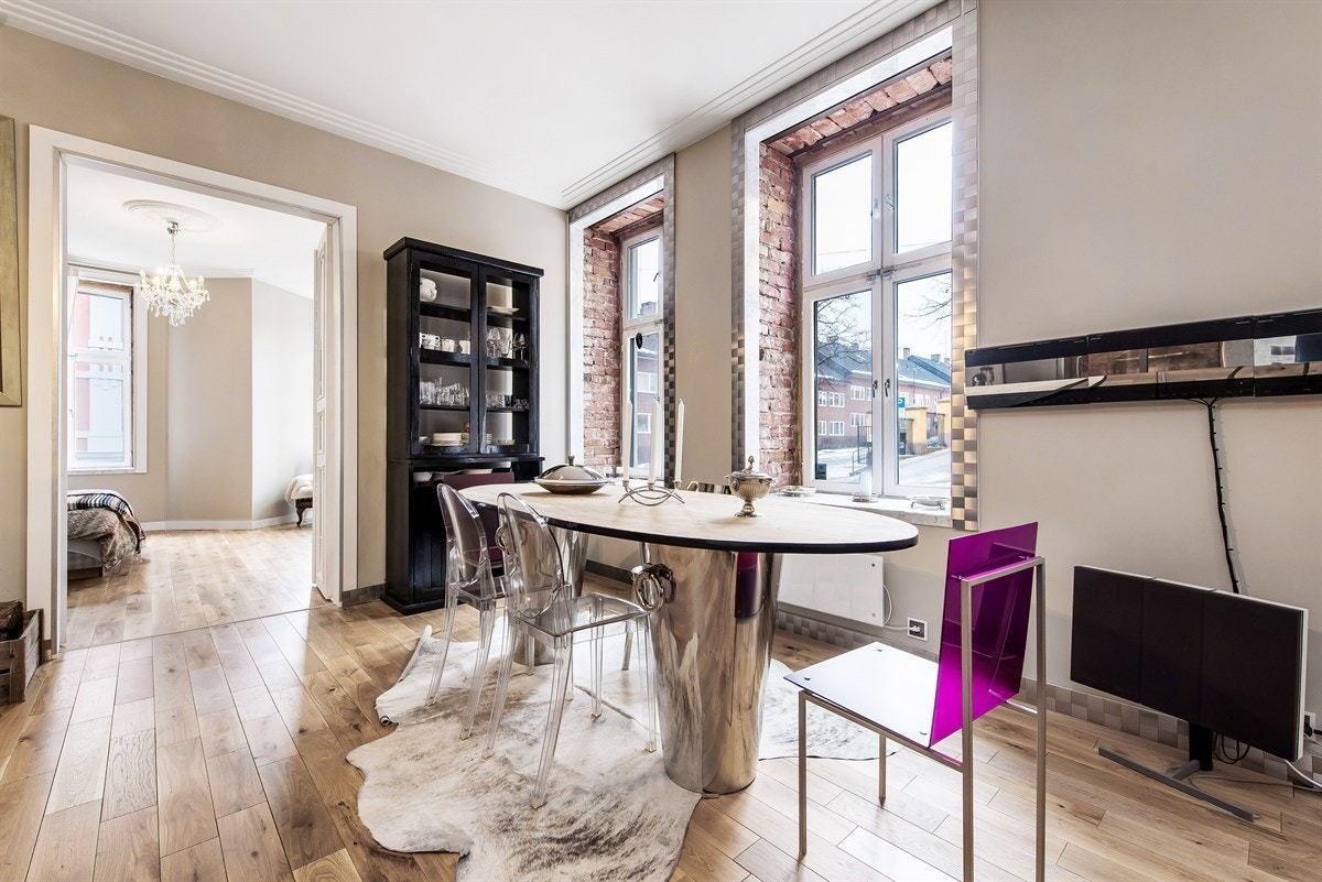 God plass til spisegruppe. Galleribilde