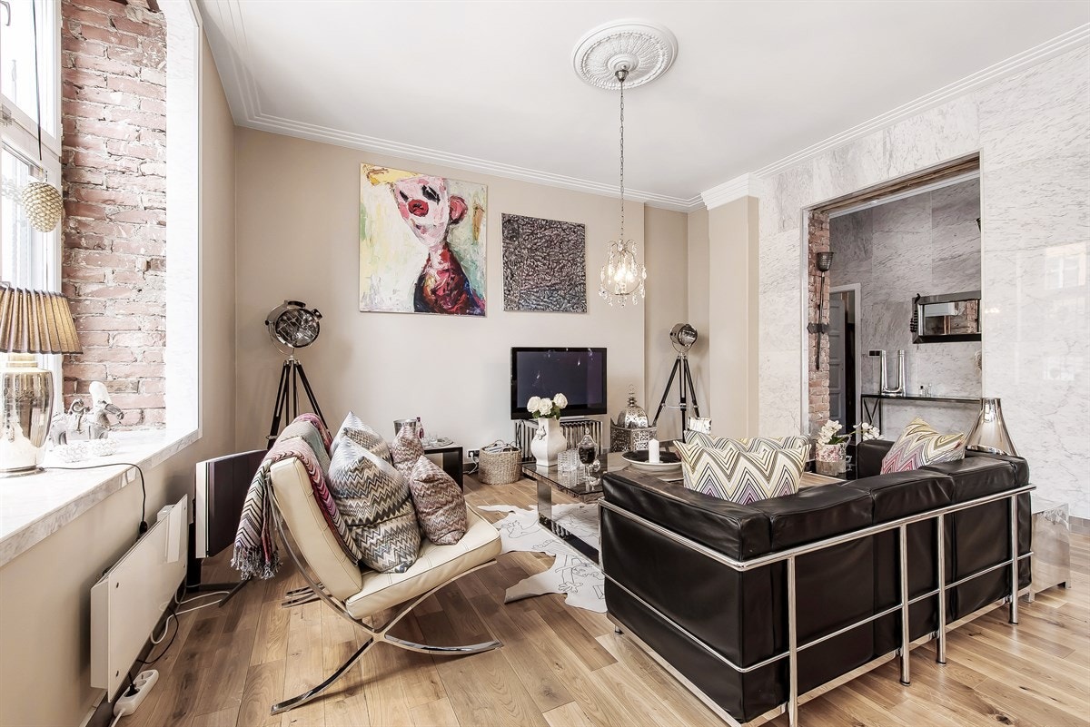 Det er en god blanding av dekorative effekter samt klassiske detaljer som rosetter. Galleribilde