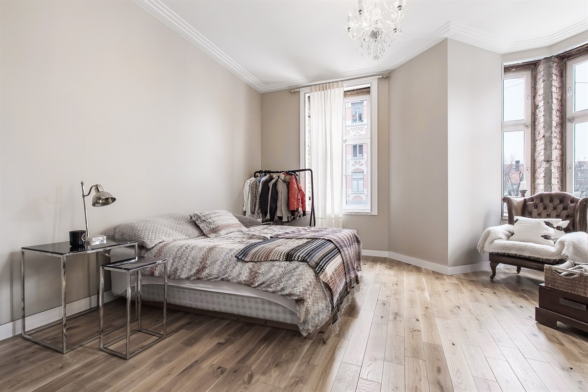 Det er god plass til romslig seng og tilhørende nattbord samt rikelig med plass til garderobeskap. Galleribilde