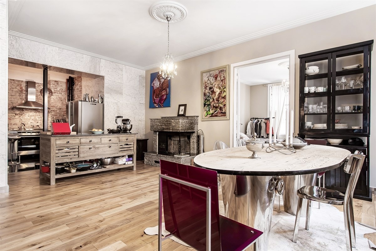 Kjøkkenet fremstår både tøft og moderne og ligger i en åpen løsning mot stue. Galleribilde