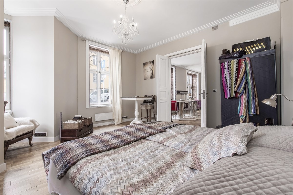 Rommet har store vinduer som sørger for godt med naturlig lys, rosett i taket og majestetisk fløydører som adskiller rommet. Galleribilde