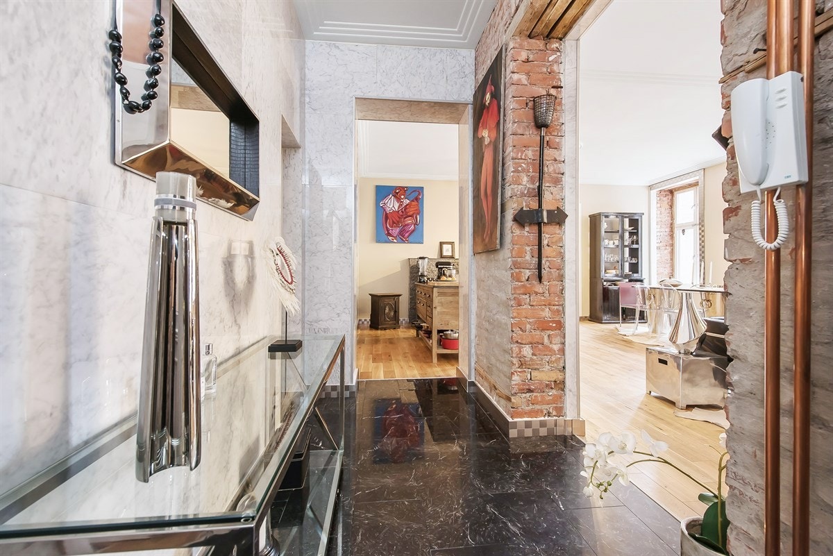 Leiligheten har en flott entrè som gir et godt førsteinntrykk. Her er det plass til både sko og yttertøy. Galleribilde