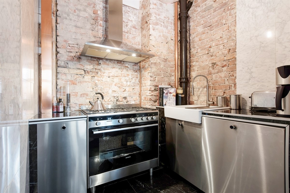 Kjøkkeninnredning er fra 2017 med stålfronter, gasskomfyr og keramisk kum. Galleribilde