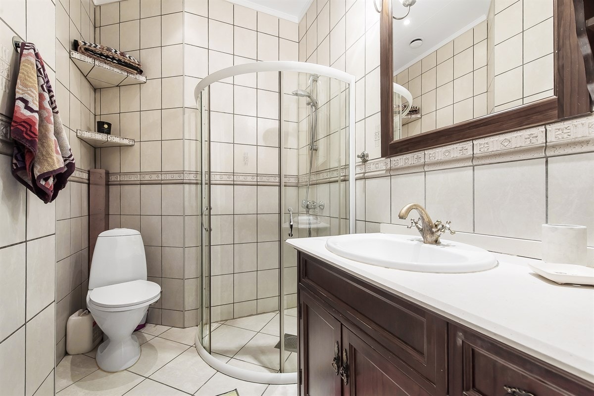 Flott flislagt baderom fra 2005. Integrert himlingsbelysning og varmekabler i gulv som sørger for en lun og god varme. Galleribilde