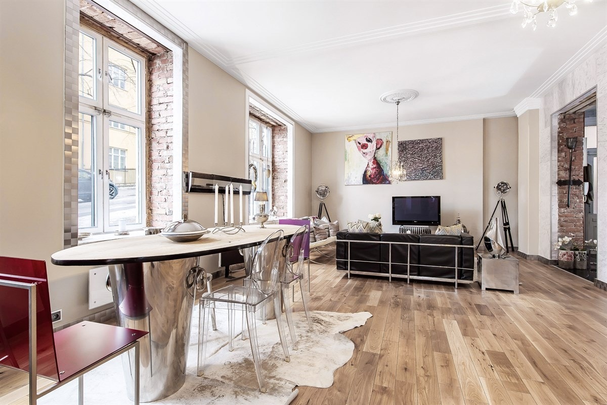 Videre er det god plass til sofagruppe med tilhørende møblement og spisegruppe. Galleribilde