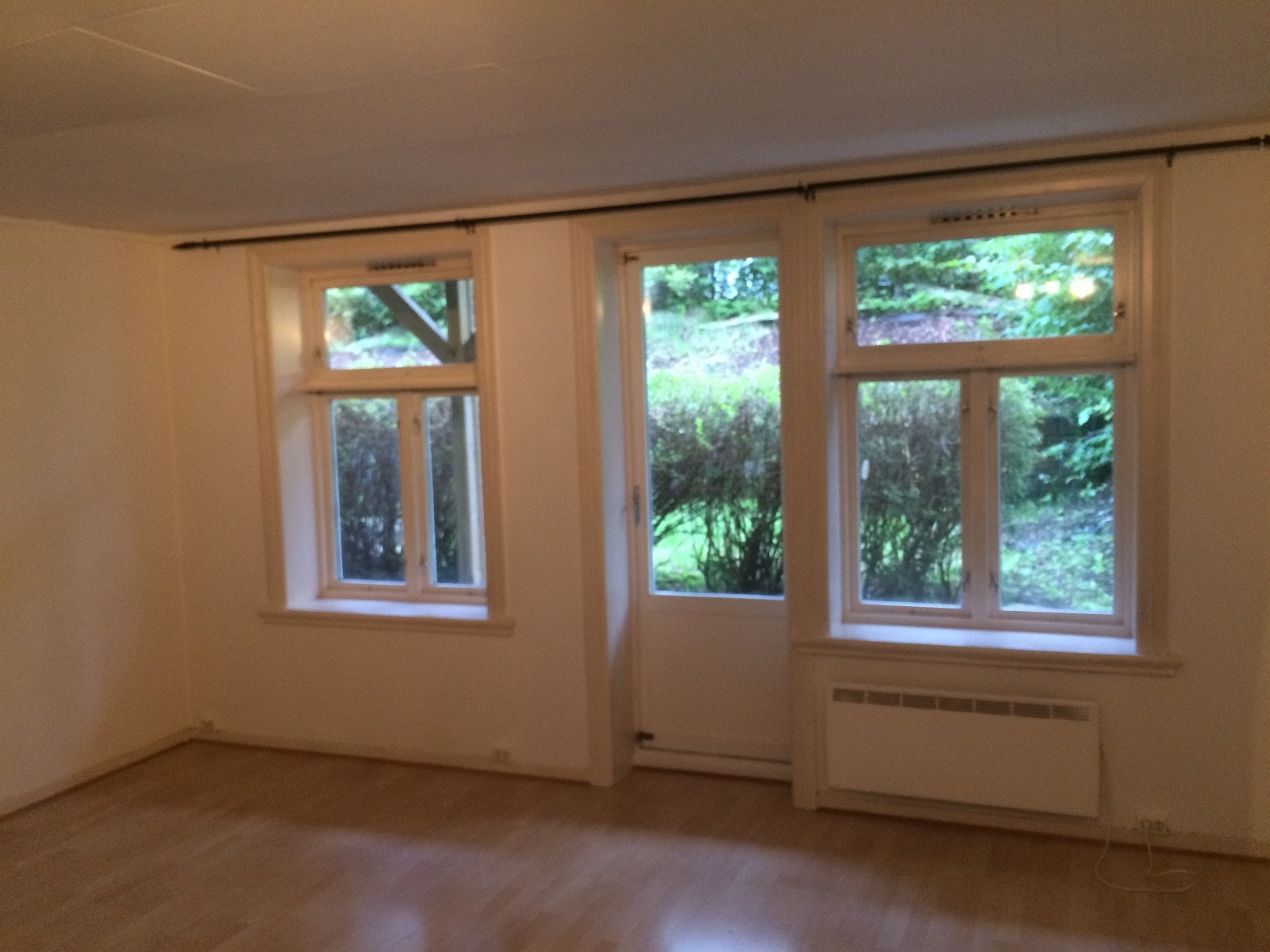 Stue m store vinduer og utgang til terrasse Galleribilde