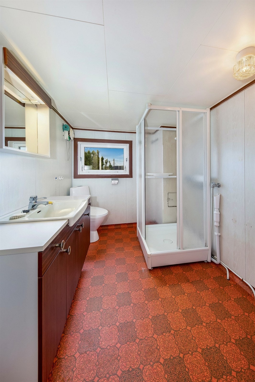 Bad med dusj, servantinnredning og toalett Galleribilde