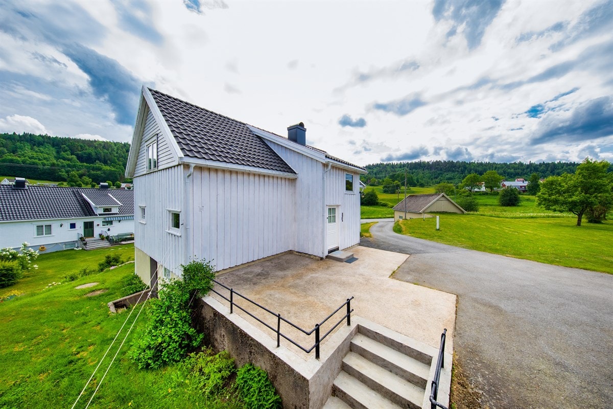 Uteområde med platting Galleribilde