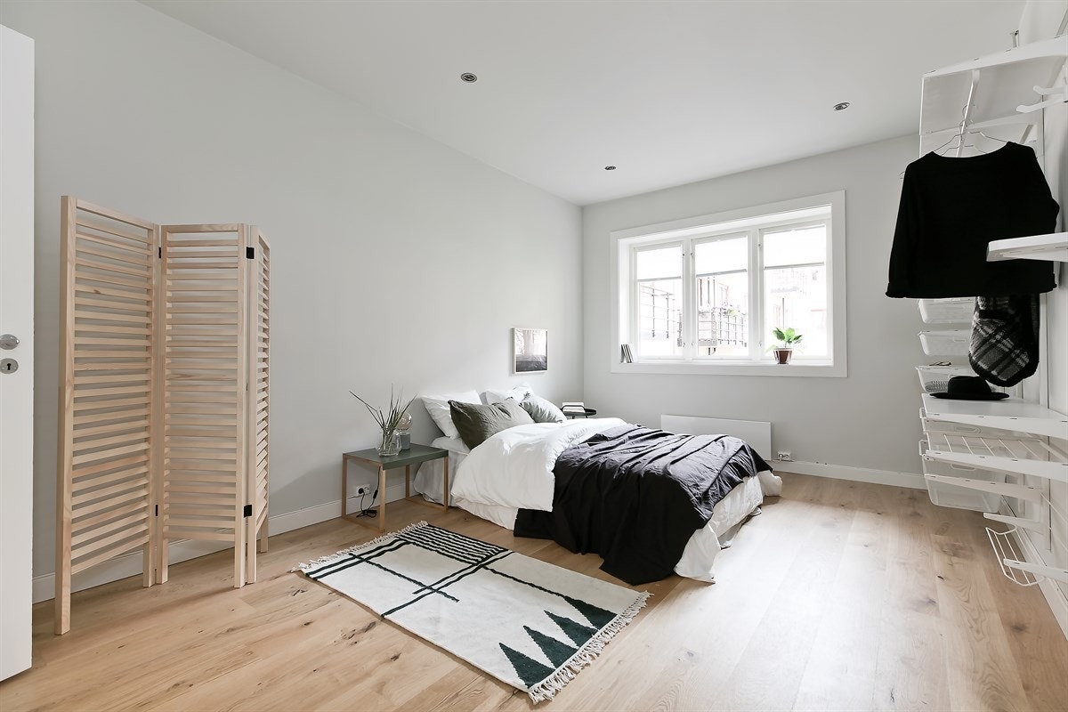 Nåværende eier har montert en åpen oppbevaringsløsning som rommer godt med klær og sko. Legg merke til de lekre parkettgulvene som har underliggende varmefolie! Galleribilde