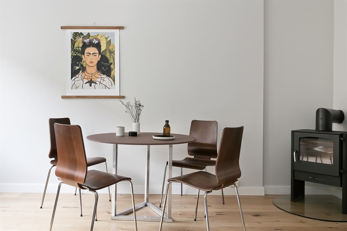 På kalde og sure høstdager bidrar den vakre vedovnen med god varme og hyggelig stemning. Galleribilde