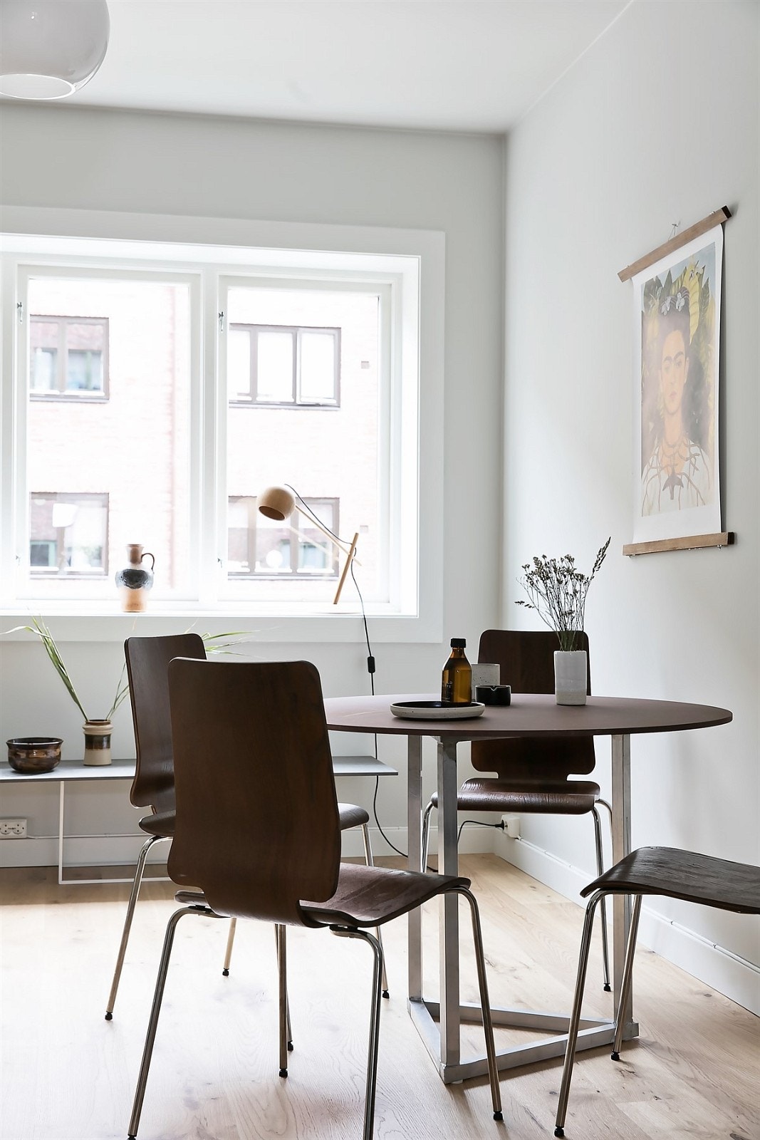 De store vindusflatene slipper inn rikelig med lys og gjør dette til et trivelig sted å samle gode venner. Galleribilde