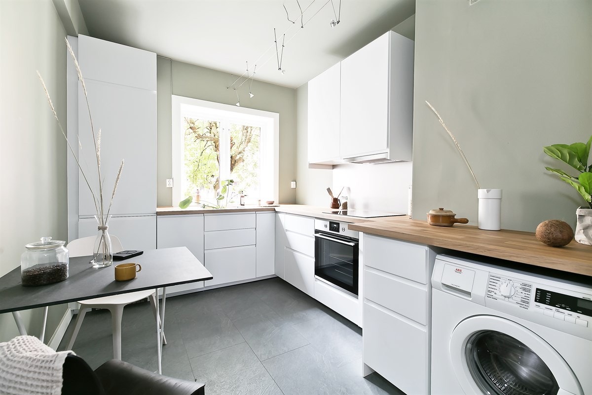 Videre fra entréen kommer du til det lyse og innbydende kjøkkenet. Her finner du integrerte hvitevarer som komfyr, platetopp, kjøl- og fryseskap samt oppvaskmaskin og opplegg for vaskemaskin. Galleribilde