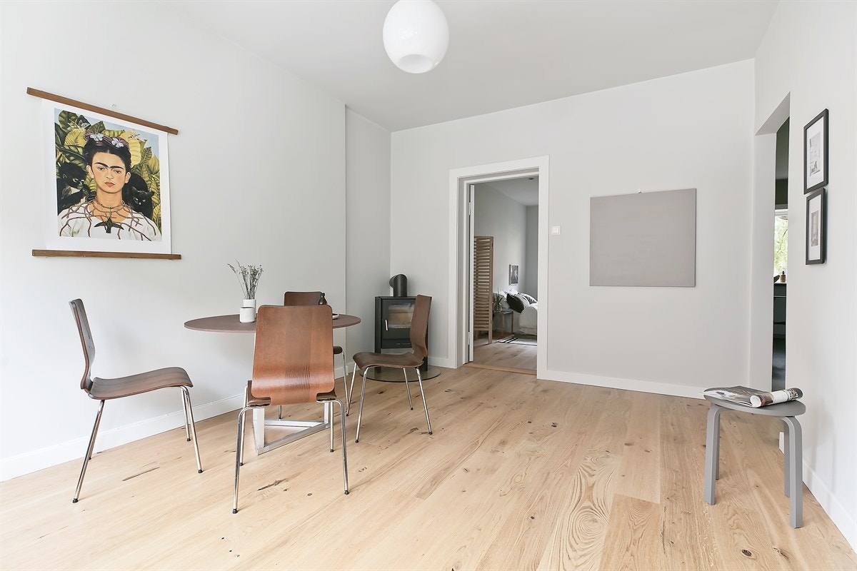 Fra stuen er det inngang til både det koselige soverommet og entrèen. Galleribilde