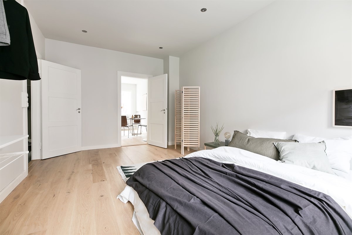 Det romslige soverommet har downlights i tak og den samme, lekre parketten som resten av leiligheten. Her inne er det også god plass til å etablere et fint hjemmekontor dersom man ønsker det Galleribilde