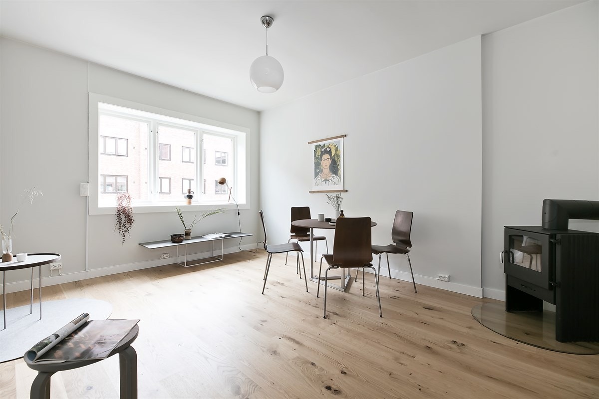 Stuen har gode innredningsmuligheter for både sofagruppe, tv-benk og spisegruppe. Taket er senket med lydhimling for å gi ytterligere lydisolasjon mot naboen. Galleribilde